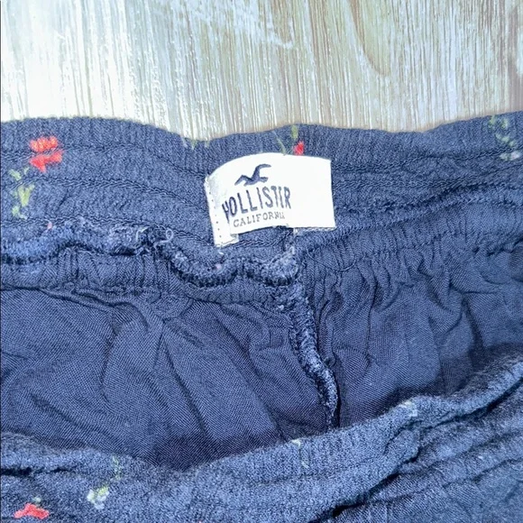 Hollister Floral Shorts - Picture 2 of 7